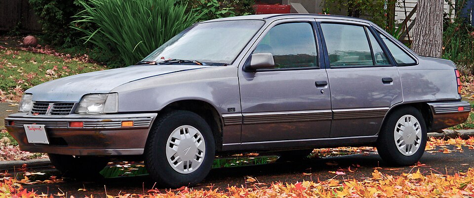 File:1992 Pontiac LeMans SE Sedan in Grey, Front Left.jpg