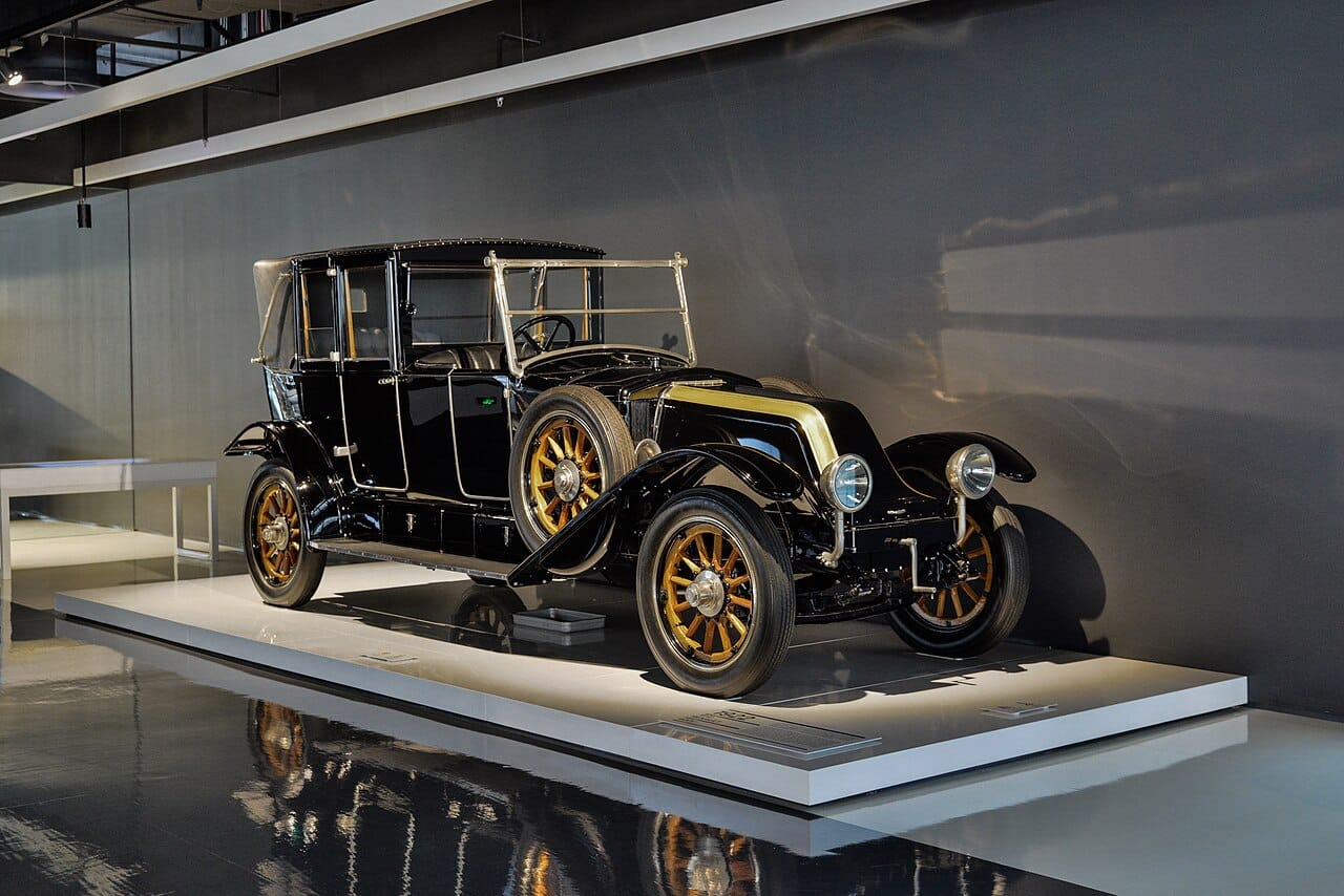 Black 1922 Renault 40CV luxury car viewed from the front