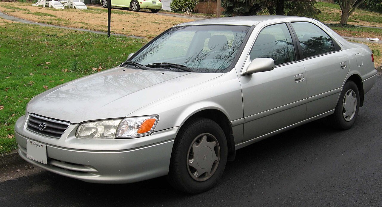 Silver 2000 to 2001 Toyota Camry sedan parked at a curb