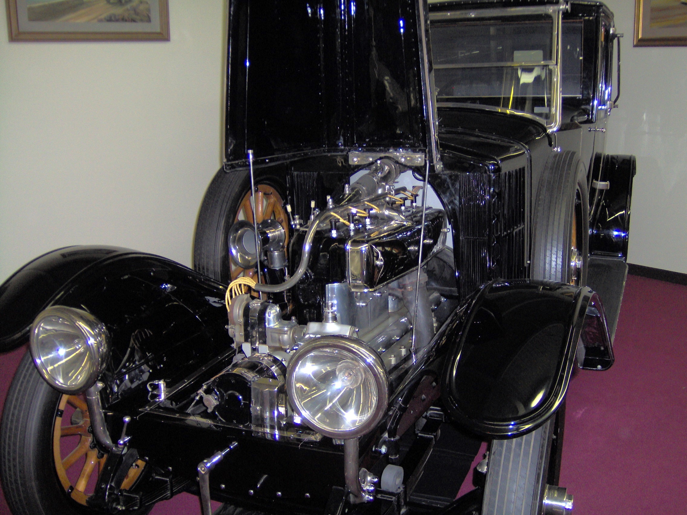 Large six-cylinder engine installed in a 1922 Renault 40CV