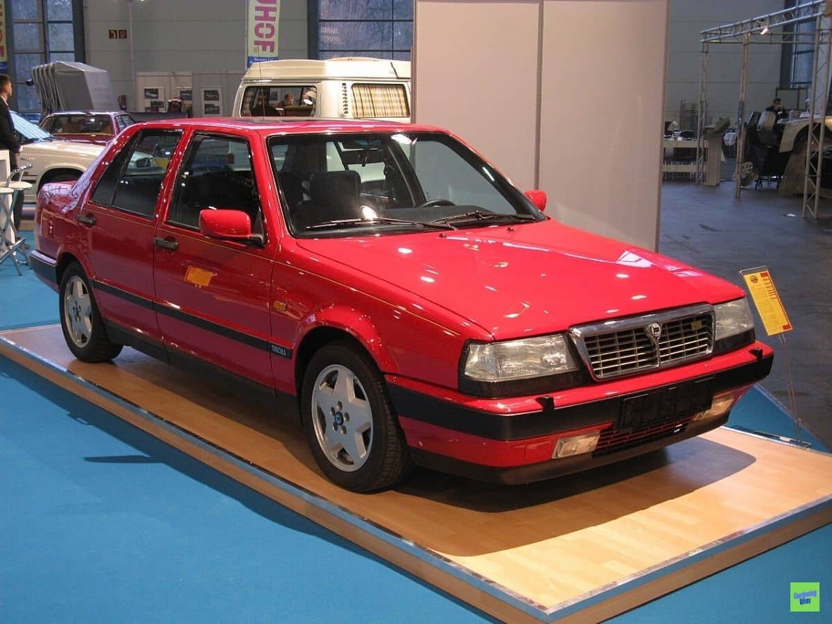 Red Lancia Thema 8.32 at an indoor car show