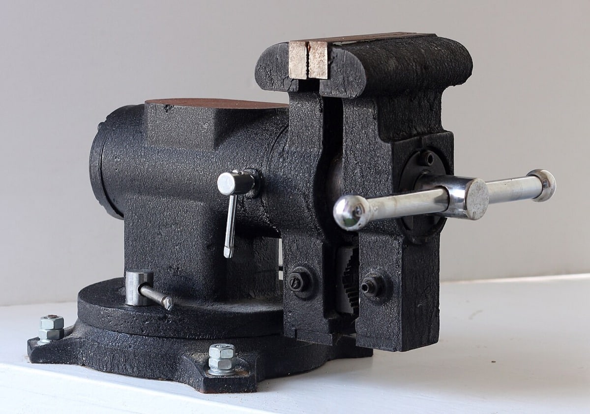 Heavy metal bench vise with screw handle and replaceable jaw plates
