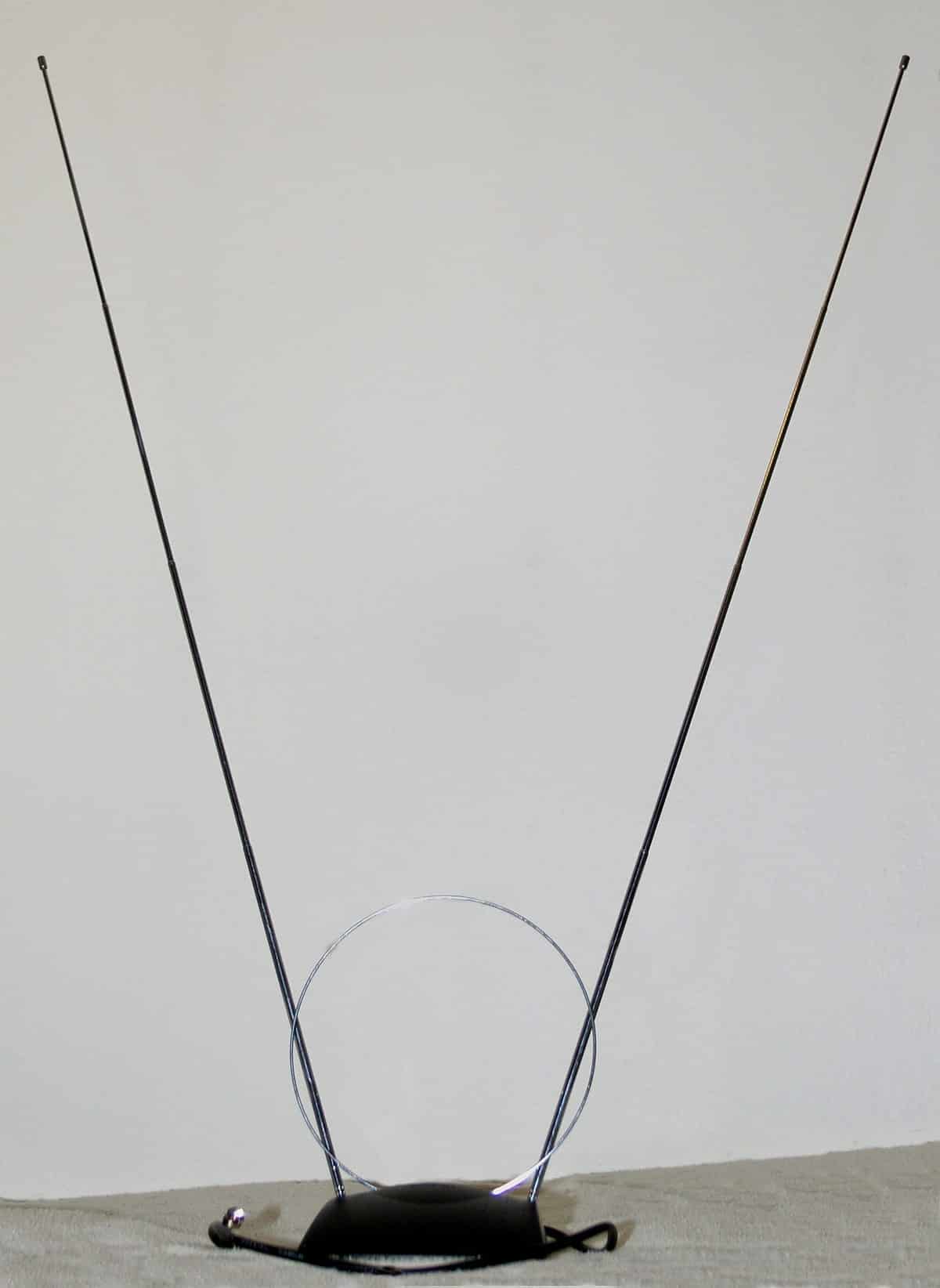 Rabbit-ear television antenna with two rods and a UHF loop