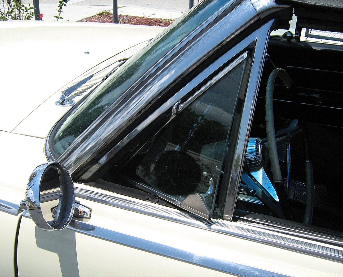 Triangular opening vent window on a 1965 AMC Ambassador