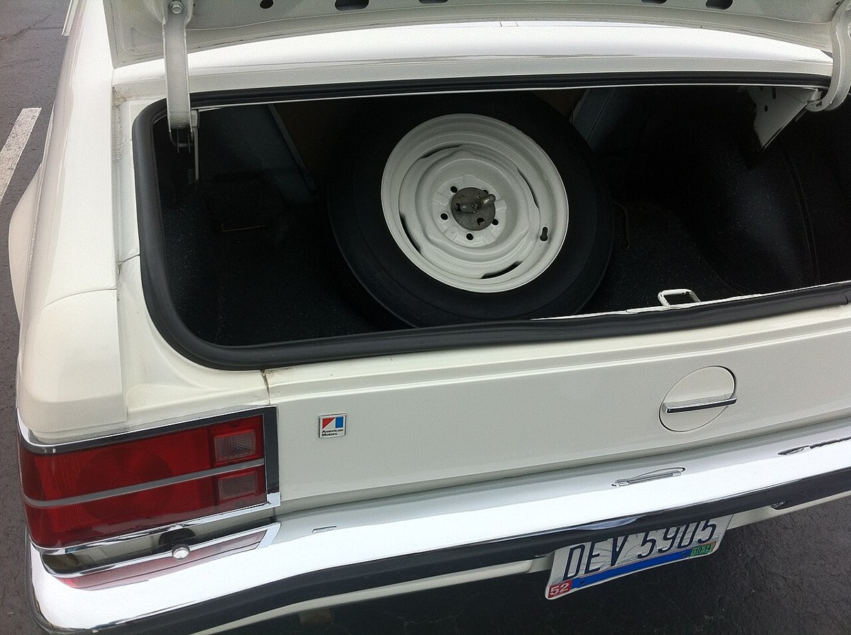 Full-size spare wheel mounted in the trunk of a 1970 AMC Hornet