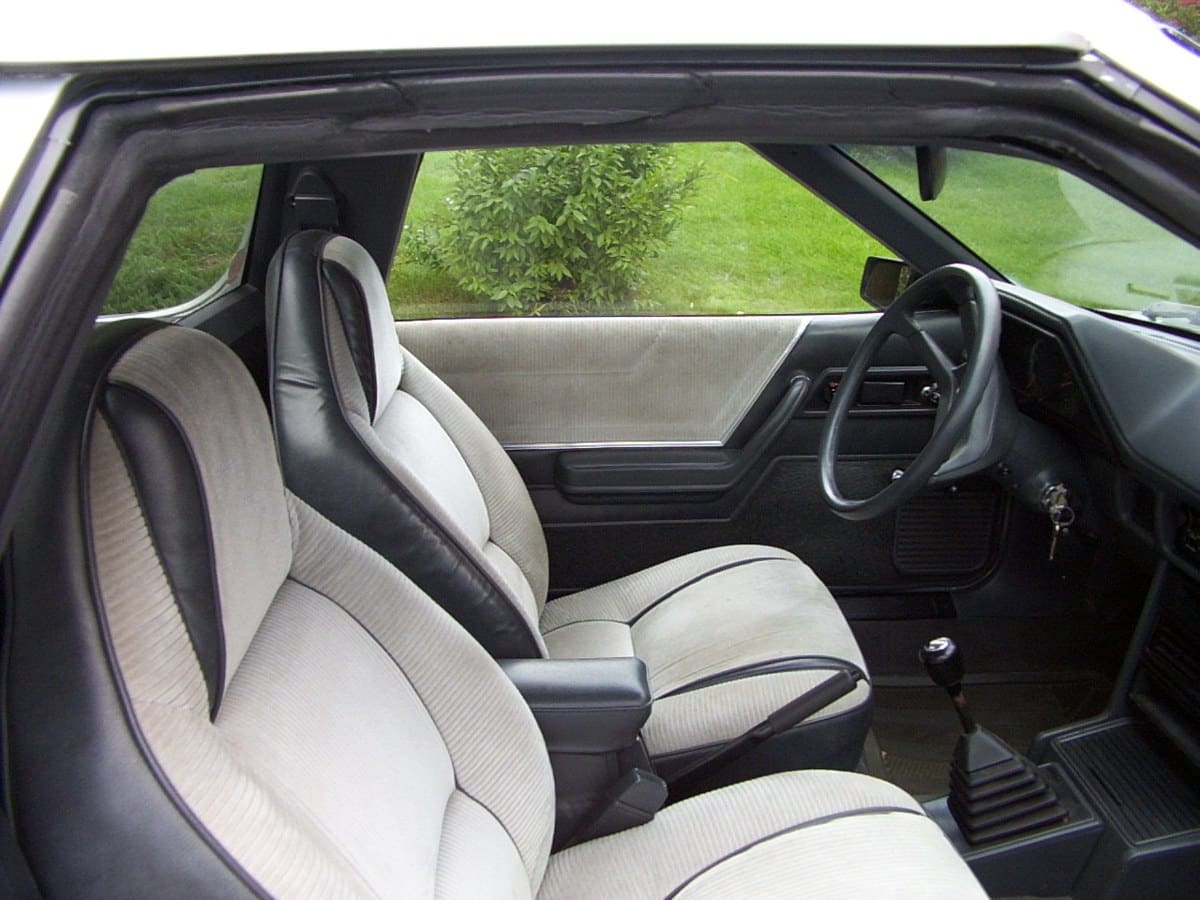 Manual gear lever in the interior of a 1984 Dodge Rampage