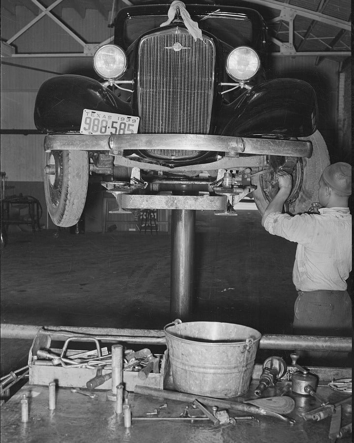 Routine greasing at a garage in San Augustine, Texas, April 1939.