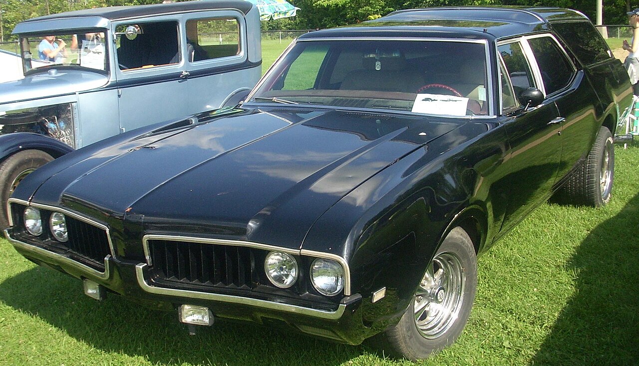 1969 Oldsmobile Vista Cruiser.